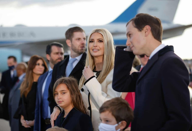 Những khoảnh khắc cuối cùng của ông Donald Trump trên cương vị Tổng thống Mỹ: Tươi cười, vẫy tay chào tạm biệt trước sự chứng kiến của gia đình - Ảnh 8. Những khoảnh khắc cuối cùng của ông Donald Trump trên cương vị Tổng thống Mỹ: Tươi cười, vẫy tay chào tạm biệt trước sự chứng kiến của gia đình - Ảnh 8.