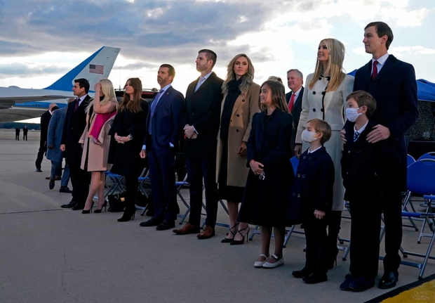 Những khoảnh khắc cuối cùng của ông Donald Trump trên cương vị Tổng thống Mỹ: Tươi cười, vẫy tay chào tạm biệt trước sự chứng kiến của gia đình - Ảnh 7. Những khoảnh khắc cuối cùng của ông Donald Trump trên cương vị Tổng thống Mỹ: Tươi cười, vẫy tay chào tạm biệt trước sự chứng kiến của gia đình - Ảnh 7.