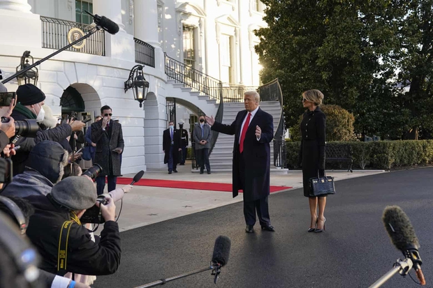Những khoảnh khắc cuối cùng của ông Donald Trump trên cương vị Tổng thống Mỹ: Tươi cười, vẫy tay chào tạm biệt trước sự chứng kiến của gia đình - Ảnh 3. Những khoảnh khắc cuối cùng của ông Donald Trump trên cương vị Tổng thống Mỹ: Tươi cười, vẫy tay chào tạm biệt trước sự chứng kiến của gia đình - Ảnh 3.