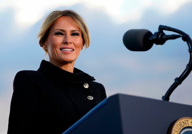 Những khoảnh khắc cuối cùng của ông Donald Trump trên cương vị Tổng thống Mỹ: Tươi cười, vẫy tay chào tạm biệt trước sự chứng kiến của gia đình - Ảnh 12. Những khoảnh khắc cuối cùng của ông Donald Trump trên cương vị Tổng thống Mỹ: Tươi cười, vẫy tay chào tạm biệt trước sự chứng kiến của gia đình - Ảnh 12.