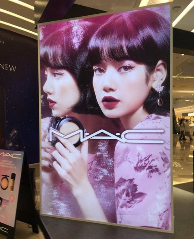 BLACKPINK “đấu đá” ngay tại TTTM: Jisoo và Dior như cá gặp nước, Rosé là “Saint Laurent sống” hoàn hảo - Ảnh 4. BLACKPINK “đấu đá” ngay tại TTTM: Jisoo và Dior như cá gặp nước, Rosé là “Saint Laurent sống” hoàn hảo - Ảnh 4.