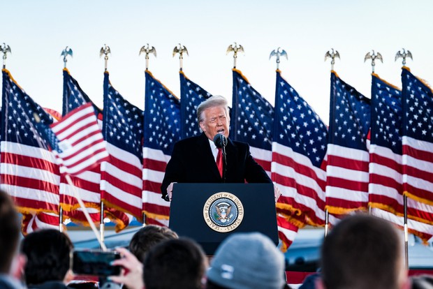 Những khoảnh khắc cuối cùng của ông Donald Trump trên cương vị Tổng thống Mỹ: Tươi cười, vẫy tay chào tạm biệt trước sự chứng kiến của gia đình - Ảnh 10. Những khoảnh khắc cuối cùng của ông Donald Trump trên cương vị Tổng thống Mỹ: Tươi cười, vẫy tay chào tạm biệt trước sự chứng kiến của gia đình - Ảnh 10.