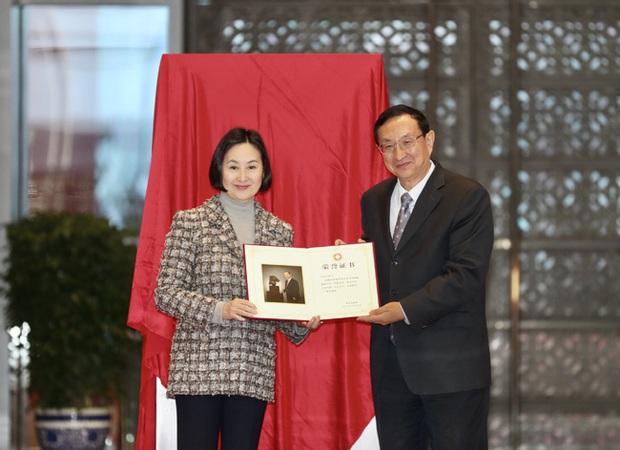 Hà Siêu Quỳnh và bà Tư thực hiện di nguyện của Vua sòng bài Macau, mang tượng đồng đầu ngựa 202 tỷ đồng hồi hương sau 160 năm - Ảnh 2.