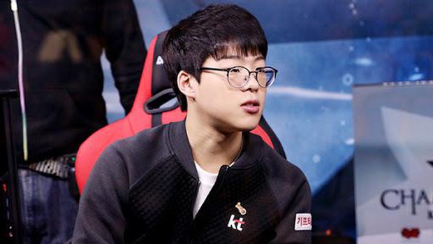 Lầy lội như cựu game thủ LCK, đánh game quá chán thì livestream tiệc tùng tại gia cùng gái xinh khiến ai xem cũng phải ghen tị - Ảnh 6.