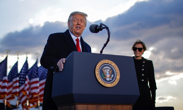 Những khoảnh khắc cuối cùng của ông Donald Trump trên cương vị Tổng thống Mỹ: Tươi cười, vẫy tay chào tạm biệt trước sự chứng kiến của gia đình - Ảnh 9. Những khoảnh khắc cuối cùng của ông Donald Trump trên cương vị Tổng thống Mỹ: Tươi cười, vẫy tay chào tạm biệt trước sự chứng kiến của gia đình - Ảnh 9.