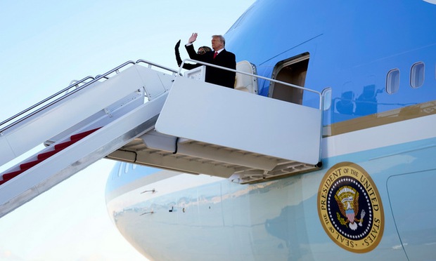 Những khoảnh khắc cuối cùng của ông Donald Trump trên cương vị Tổng thống Mỹ: Tươi cười, vẫy tay chào tạm biệt trước sự chứng kiến của gia đình - Ảnh 14.