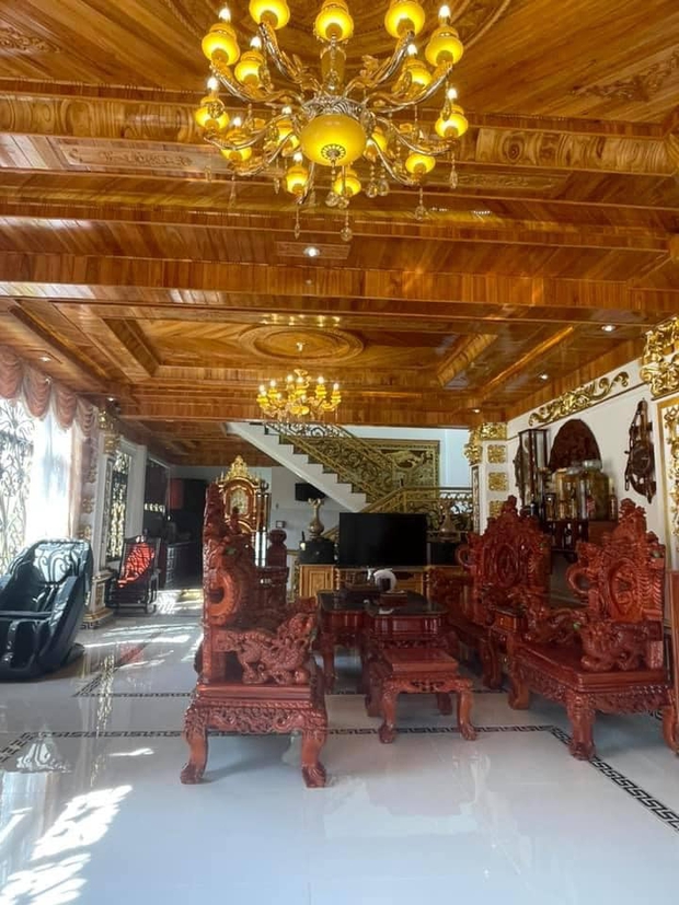 Nhà 3 tầng dát vàng khiến dân tình hú hồn, nội thất gỗ bên trong nhìn mà muốn xỉu ngang - Ảnh 3. Nhà 3 tầng dát vàng khiến dân tình hú hồn, nội thất gỗ bên trong nhìn mà muốn xỉu ngang - Ảnh 3.