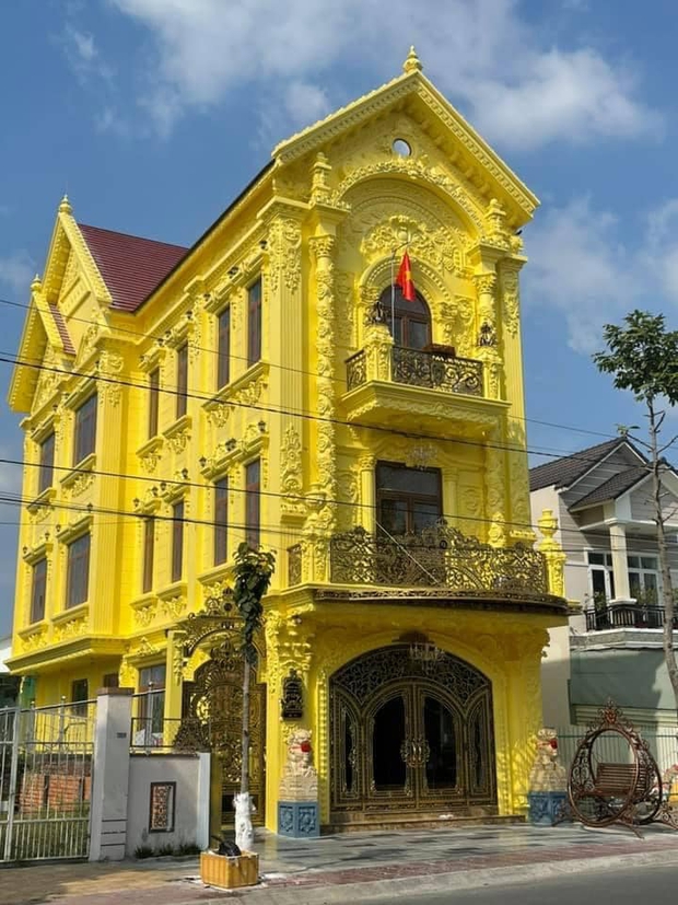 Nhà 3 tầng dát vàng khiến dân tình hú hồn, nội thất gỗ bên trong nhìn mà muốn xỉu ngang - Ảnh 1. Nhà 3 tầng dát vàng khiến dân tình hú hồn, nội thất gỗ bên trong nhìn mà muốn xỉu ngang - Ảnh 1.