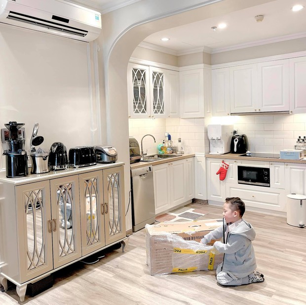 Căn hộ của hot mom Ly Kute: Sang chảnh nhưng không kém phần ấm cúng, riêng căn bếp chiếm hết spotlight - Ảnh 6. Căn hộ của hot mom Ly Kute: Sang chảnh nhưng không kém phần ấm cúng, riêng căn bếp chiếm hết spotlight - Ảnh 6.