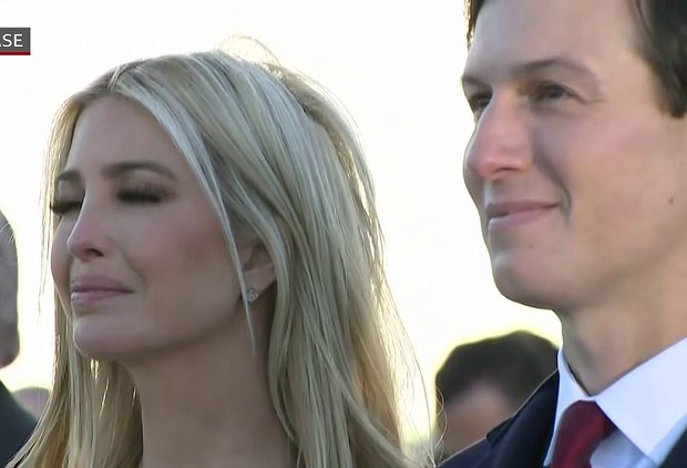 Khoảnh khắc nữ thần Ivanka Trump khóc khi nghe cha nói lời chia tay gây bão, cậu út Barron không xuất hiện khiến mọi người tò mò - Ảnh 2. Khoảnh khắc nữ thần Ivanka Trump khóc khi nghe cha nói lời chia tay gây bão, cậu út Barron không xuất hiện khiến mọi người tò mò - Ảnh 2.