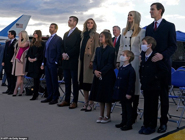Khoảnh khắc nữ thần Ivanka Trump khóc khi nghe cha nói lời chia tay gây bão, cậu út Barron không xuất hiện khiến mọi người tò mò - Ảnh 8. Khoảnh khắc nữ thần Ivanka Trump khóc khi nghe cha nói lời chia tay gây bão, cậu út Barron không xuất hiện khiến mọi người tò mò - Ảnh 8.