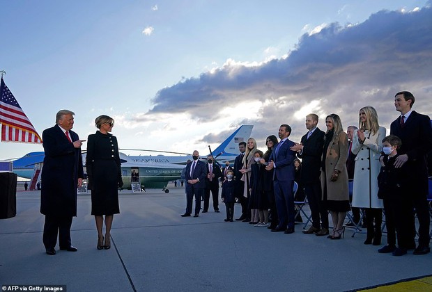 Khoảnh khắc nữ thần Ivanka Trump khóc khi nghe cha nói lời chia tay gây bão, cậu út Barron không xuất hiện khiến mọi người tò mò - Ảnh 7. Khoảnh khắc nữ thần Ivanka Trump khóc khi nghe cha nói lời chia tay gây bão, cậu út Barron không xuất hiện khiến mọi người tò mò - Ảnh 7.