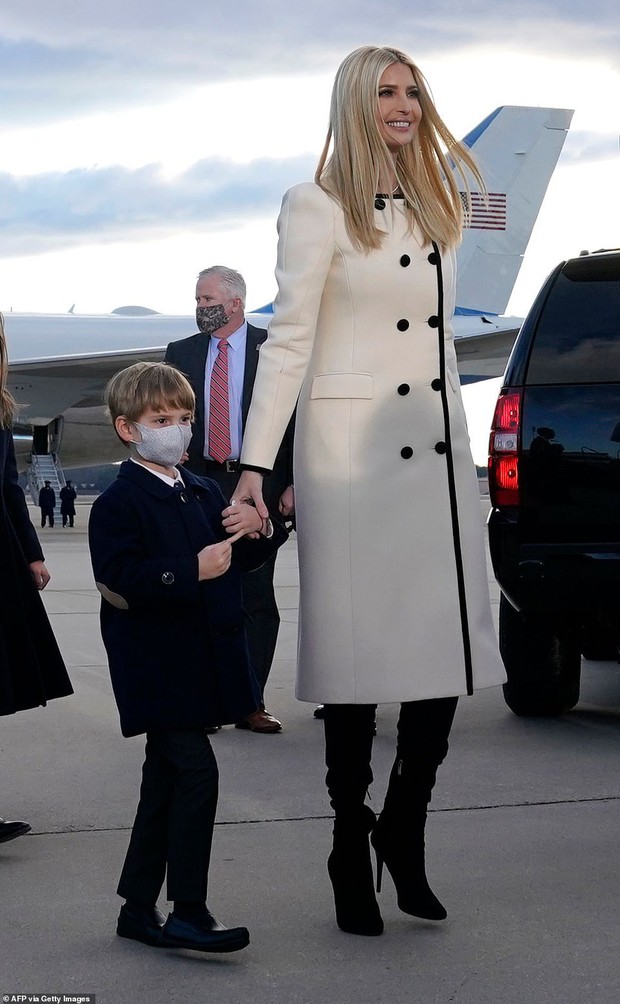 Khoảnh khắc nữ thần Ivanka Trump khóc khi nghe cha nói lời chia tay gây bão, cậu út Barron không xuất hiện khiến mọi người tò mò - Ảnh 6. Khoảnh khắc nữ thần Ivanka Trump khóc khi nghe cha nói lời chia tay gây bão, cậu út Barron không xuất hiện khiến mọi người tò mò - Ảnh 6.