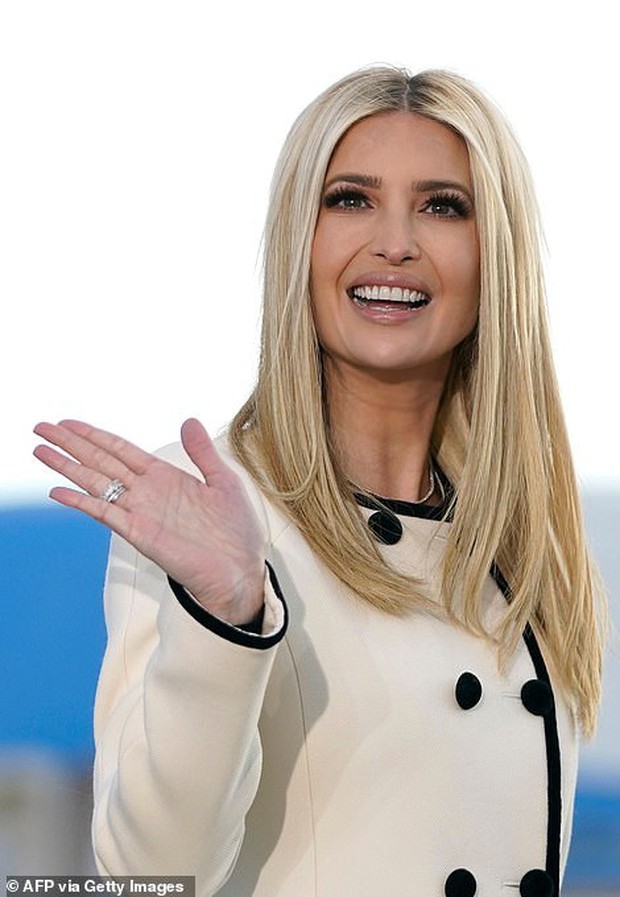 Khoảnh khắc nữ thần Ivanka Trump khóc khi nghe cha nói lời chia tay gây bão, cậu út Barron không xuất hiện khiến mọi người tò mò - Ảnh 4. Khoảnh khắc nữ thần Ivanka Trump khóc khi nghe cha nói lời chia tay gây bão, cậu út Barron không xuất hiện khiến mọi người tò mò - Ảnh 4.