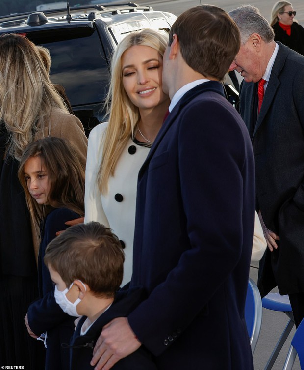 Khoảnh khắc nữ thần Ivanka Trump khóc khi nghe cha nói lời chia tay gây bão, cậu út Barron không xuất hiện khiến mọi người tò mò - Ảnh 3. Khoảnh khắc nữ thần Ivanka Trump khóc khi nghe cha nói lời chia tay gây bão, cậu út Barron không xuất hiện khiến mọi người tò mò - Ảnh 3.