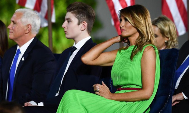 “Quý tử nước Mỹ” Barron Trump vắng mặt bí ẩn trong lễ chia tay của bố, nhưng đã âm thầm rời Nhà Trắng khi nào và ra sao, đây là câu trả lời - Ảnh 3. “Quý tử nước Mỹ” Barron Trump vắng mặt bí ẩn trong lễ chia tay của bố, nhưng đã âm thầm rời Nhà Trắng khi nào và ra sao, đây là câu trả lời - Ảnh 3.