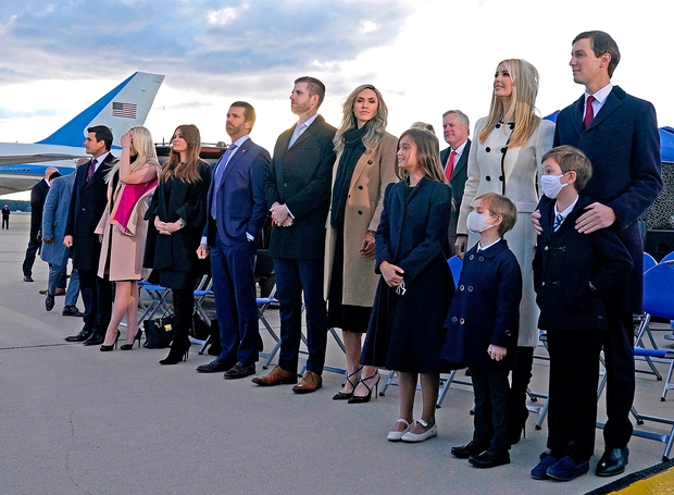 “Quý tử nước Mỹ” Barron Trump vắng mặt bí ẩn trong lễ chia tay của bố, nhưng đã âm thầm rời Nhà Trắng khi nào và ra sao, đây là câu trả lời - Ảnh 2. “Quý tử nước Mỹ” Barron Trump vắng mặt bí ẩn trong lễ chia tay của bố, nhưng đã âm thầm rời Nhà Trắng khi nào và ra sao, đây là câu trả lời - Ảnh 2.