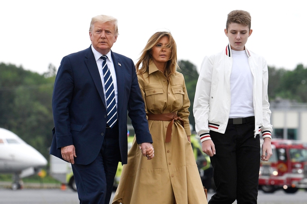 “Quý tử nước Mỹ” Barron Trump vắng mặt bí ẩn trong lễ chia tay của bố, nhưng đã âm thầm rời Nhà Trắng khi nào và ra sao, đây là câu trả lời - Ảnh 4. “Quý tử nước Mỹ” Barron Trump vắng mặt bí ẩn trong lễ chia tay của bố, nhưng đã âm thầm rời Nhà Trắng khi nào và ra sao, đây là câu trả lời - Ảnh 4.