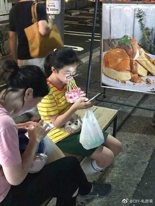 Ngả mũ nể phục các thánh đại lãn: Đến ăn cũng ăn kiểu lười thì chịu rồi! - Ảnh 2.