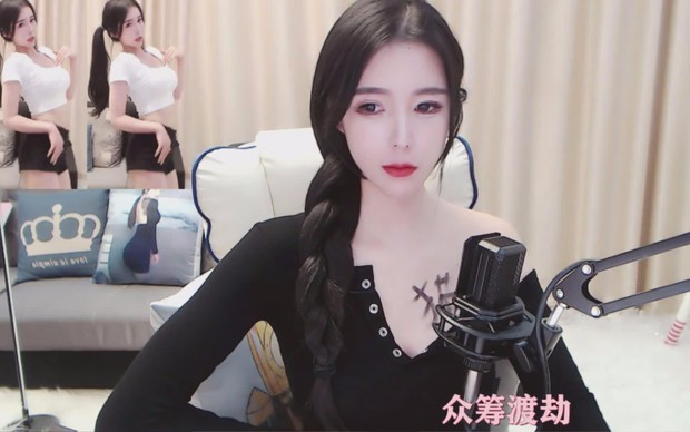 Nữ streamer gợi cảm gặp tình huống éo le, lên nhận giải thưởng nhưng lại bất ngờ khiến fan tổn thương khi thấy nhan sắc thật - Ảnh 1.