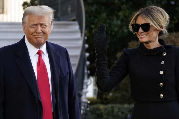 Trong khoảnh khắc cuối trước lúc rời khỏi Nhà Trắng, cựu Đệ Nhất Phu Nhân Melania Trump gây bất ngờ vì có hành động đặc biệt khác lạ với chồng - Ảnh 2. Trong khoảnh khắc cuối trước lúc rời khỏi Nhà Trắng, cựu Đệ Nhất Phu Nhân Melania Trump gây bất ngờ vì có hành động đặc biệt khác lạ với chồng - Ảnh 2.