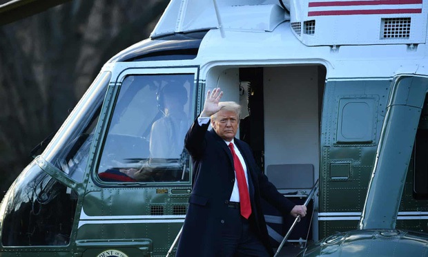 Trong khoảnh khắc cuối trước lúc rời khỏi Nhà Trắng, cựu Đệ Nhất Phu Nhân Melania Trump gây bất ngờ vì có hành động đặc biệt khác lạ với chồng - Ảnh 3.