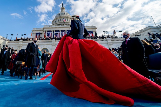 Hình ảnh Lady Gaga sang trọng, visual đỉnh cao trong buổi lễ nhậm chức của Tổng thống Mỹ Joe Biden gây bão MXH - Ảnh 4. Hình ảnh Lady Gaga sang trọng, visual đỉnh cao trong buổi lễ nhậm chức của Tổng thống Mỹ Joe Biden gây bão MXH - Ảnh 4.
