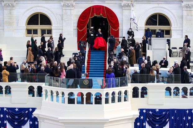 Hình ảnh Lady Gaga sang trọng, visual đỉnh cao trong buổi lễ nhậm chức của Tổng thống Mỹ Joe Biden gây bão MXH - Ảnh 8. Hình ảnh Lady Gaga sang trọng, visual đỉnh cao trong buổi lễ nhậm chức của Tổng thống Mỹ Joe Biden gây bão MXH - Ảnh 8.