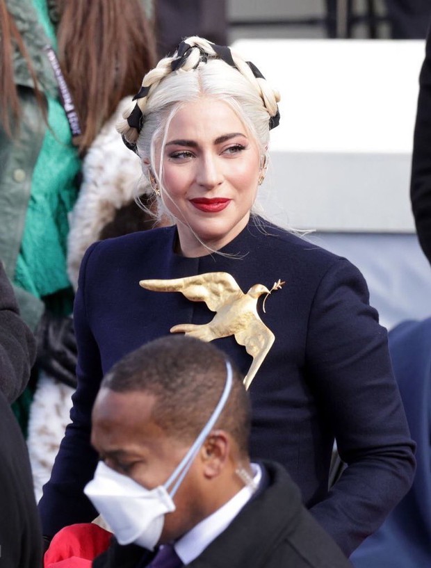 Hình ảnh Lady Gaga sang trọng, visual đỉnh cao trong buổi lễ nhậm chức của Tổng thống Mỹ Joe Biden gây bão MXH - Ảnh 6. Hình ảnh Lady Gaga sang trọng, visual đỉnh cao trong buổi lễ nhậm chức của Tổng thống Mỹ Joe Biden gây bão MXH - Ảnh 6.