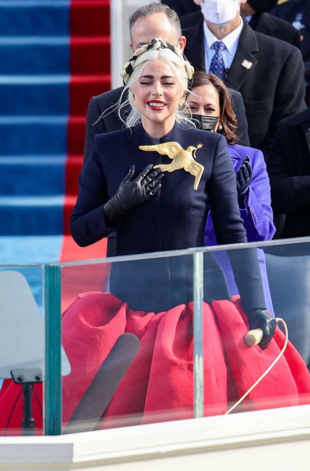 Hình ảnh Lady Gaga sang trọng, visual đỉnh cao trong buổi lễ nhậm chức của Tổng thống Mỹ Joe Biden gây bão MXH - Ảnh 7. Hình ảnh Lady Gaga sang trọng, visual đỉnh cao trong buổi lễ nhậm chức của Tổng thống Mỹ Joe Biden gây bão MXH - Ảnh 7.