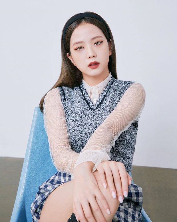 Đụng set đồ siêu trẻ với Jisoo, chị gái 31 tuổi Sooyoung liệu có bị đàn em lấn át? - Ảnh 1. Đụng set đồ siêu trẻ với Jisoo, chị gái 31 tuổi Sooyoung liệu có bị đàn em lấn át? - Ảnh 1.