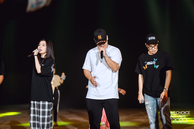 Trước giờ G Gala WeChoice Awards: Hoàng Thùy Linh và Dế Choắt cực tình tứ, Bích Phương cõng gấu siêu đáng yêu bên dàn rapper trai trẻ - Ảnh 5. Trước giờ G Gala WeChoice Awards: Hoàng Thùy Linh và Dế Choắt cực tình tứ, Bích Phương cõng gấu siêu đáng yêu bên dàn rapper trai trẻ - Ảnh 5.