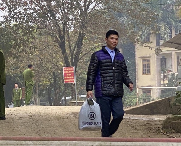 Được ra tù trước 11 tháng, cựu bác sĩ Hoàng Công Lương cần làm gì để quay lại nghề? - Ảnh 2. Được ra tù trước 11 tháng, cựu bác sĩ Hoàng Công Lương cần làm gì để quay lại nghề? - Ảnh 2.
