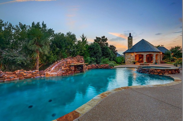Selena Gomez's $2.7 million mansion: Outside like a 5-star resort, inside is as magnificent as a palace - Photo 2.