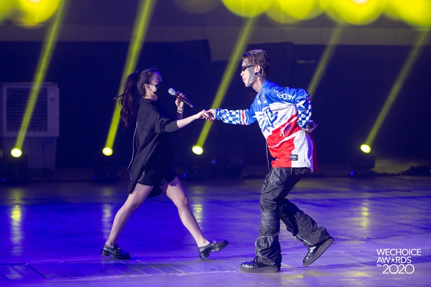 Trước giờ G Gala WeChoice Awards: Hoàng Thùy Linh và Dế Choắt cực tình tứ, Bích Phương cõng gấu siêu đáng yêu bên dàn rapper trai trẻ - Ảnh 11. Trước giờ G Gala WeChoice Awards: Hoàng Thùy Linh và Dế Choắt cực tình tứ, Bích Phương cõng gấu siêu đáng yêu bên dàn rapper trai trẻ - Ảnh 11.