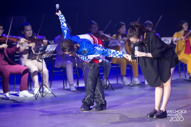 Trước giờ G Gala WeChoice Awards: Hoàng Thùy Linh và Dế Choắt cực tình tứ, Bích Phương cõng gấu siêu đáng yêu bên dàn rapper trai trẻ - Ảnh 14. Trước giờ G Gala WeChoice Awards: Hoàng Thùy Linh và Dế Choắt cực tình tứ, Bích Phương cõng gấu siêu đáng yêu bên dàn rapper trai trẻ - Ảnh 14.