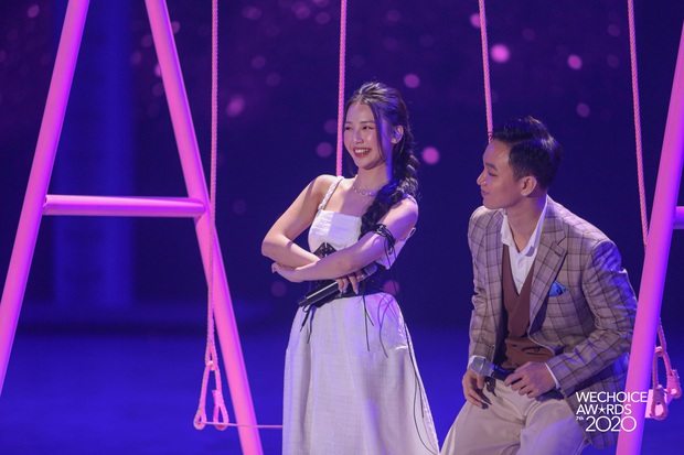 AMEE tái hợp Hoàng Dũng - Ricky Star, lần đầu hòa giọng cùng Quân A.P mang đến màn mashup không tưởng tại Gala WCA 2020 - Ảnh 5. AMEE tái hợp Hoàng Dũng - Ricky Star, lần đầu hòa giọng cùng Quân A.P mang đến màn mashup không tưởng tại Gala WCA 2020 - Ảnh 5.