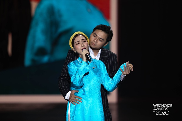 Hiền Hồ và Hoà Minzy đọ giọng đầy thăng hoa, câu chuyện về người thứ ba được đẩy lên cung bậc hoàn toàn mới tại Gala WCA 2020 - Ảnh 4.