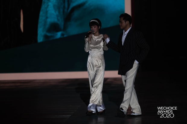 Hiền Hồ và Hoà Minzy đọ giọng đầy thăng hoa, câu chuyện về người thứ ba được đẩy lên cung bậc hoàn toàn mới tại Gala WCA 2020 - Ảnh 9.