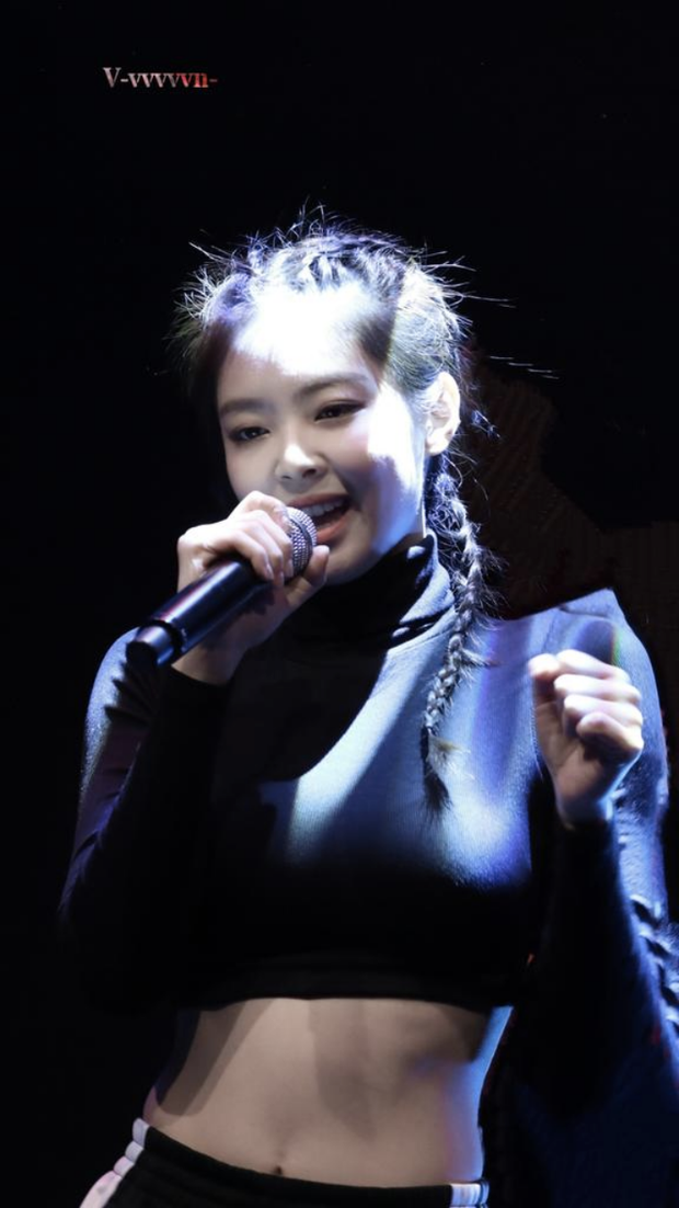 Jennie (BLACKPINK) để tóc đen, mặc crop top đen đơn giản mà vẫn phô trọn visual nổi tiếng toàn cầu, body sexy “mất máu” - Ảnh 2.