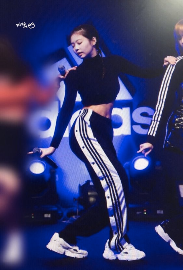 Jennie (BLACKPINK) để tóc đen, mặc crop top đen đơn giản mà vẫn phô trọn visual nổi tiếng toàn cầu, body sexy “mất máu” - Ảnh 3.