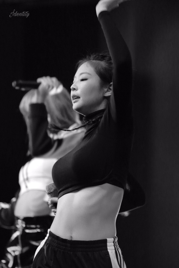 Jennie (BLACKPINK) để tóc đen, mặc crop top đen đơn giản mà vẫn phô trọn visual nổi tiếng toàn cầu, body sexy “mất máu” - Ảnh 4.