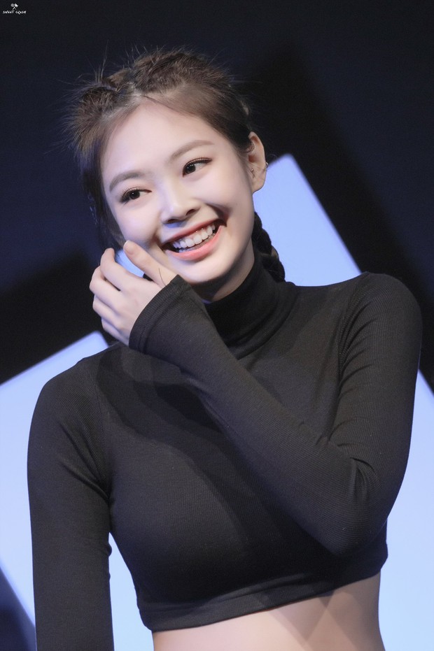 Jennie (BLACKPINK) để tóc đen, mặc crop top đen đơn giản mà vẫn phô trọn visual nổi tiếng toàn cầu, body sexy “mất máu” - Ảnh 5.