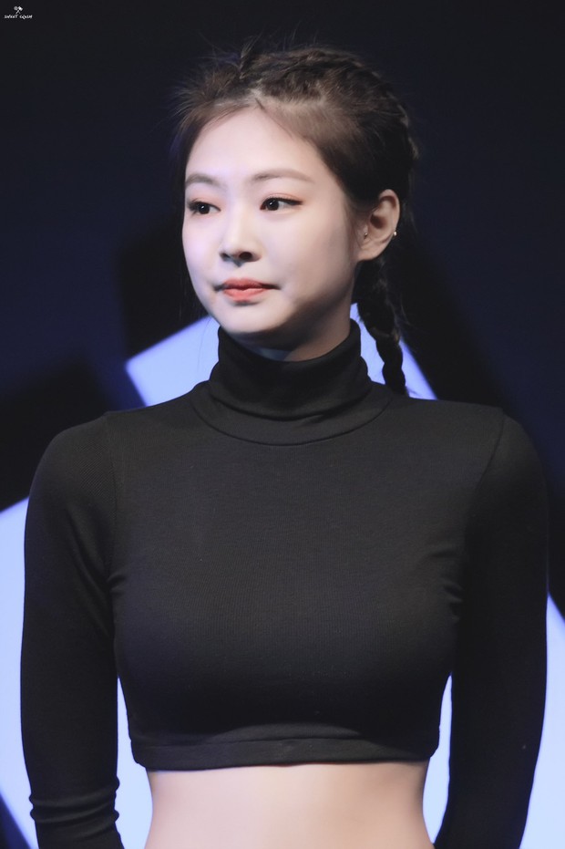 Jennie (BLACKPINK) để tóc đen, mặc crop top đen đơn giản mà vẫn phô trọn visual nổi tiếng toàn cầu, body sexy “mất máu” - Ảnh 6.