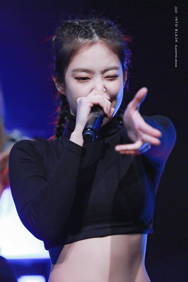Jennie (BLACKPINK) để tóc đen, mặc crop top đen đơn giản mà vẫn phô trọn visual nổi tiếng toàn cầu, body sexy “mất máu” - Ảnh 8.