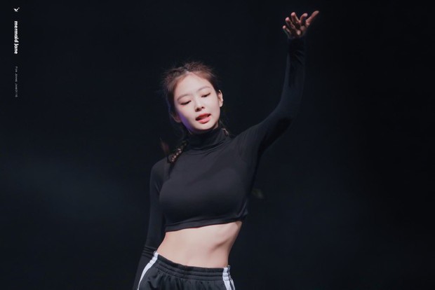 Jennie (BLACKPINK) để tóc đen, mặc crop top đen đơn giản mà vẫn phô trọn visual nổi tiếng toàn cầu, body sexy “mất máu” - Ảnh 10.
