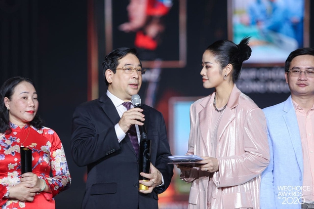 PGS.TS Lương Ngọc Khuê tại Gala WeChoice Awards: Trên thế giới cứ 8s có 1 người chết vì Covid-19, giờ phút này, được đứng ở đây là 1 niềm hạnh phúc - Ảnh 1.