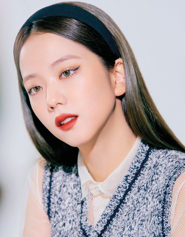 Đụng set đồ siêu trẻ với Jisoo, chị gái 31 tuổi Sooyoung liệu có bị đàn em lấn át? - Ảnh 2. Đụng set đồ siêu trẻ với Jisoo, chị gái 31 tuổi Sooyoung liệu có bị đàn em lấn át? - Ảnh 2.