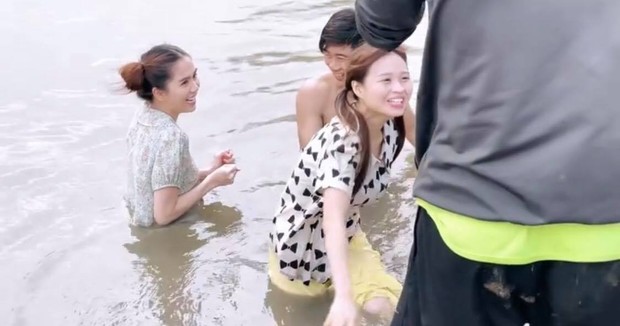 Mới sáng sớm Ngọc Trinh đã đi lội nước bì bõm, dạo này chị có nhiều trải nghiệm lạ ghê - Ảnh 5. Mới sáng sớm Ngọc Trinh đã đi lội nước bì bõm, dạo này chị có nhiều trải nghiệm lạ ghê - Ảnh 5.
