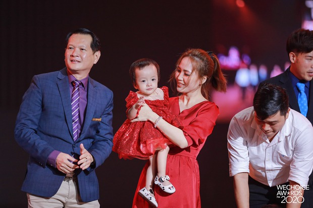 2 thiên thần nhí Trúc Nhi - Diệu Nhi siêu đáng yêu khi cùng cha mẹ và ekip phẫu thuật có mặt trong đêm Gala WeChoice Awards 2020 - Ảnh 3.